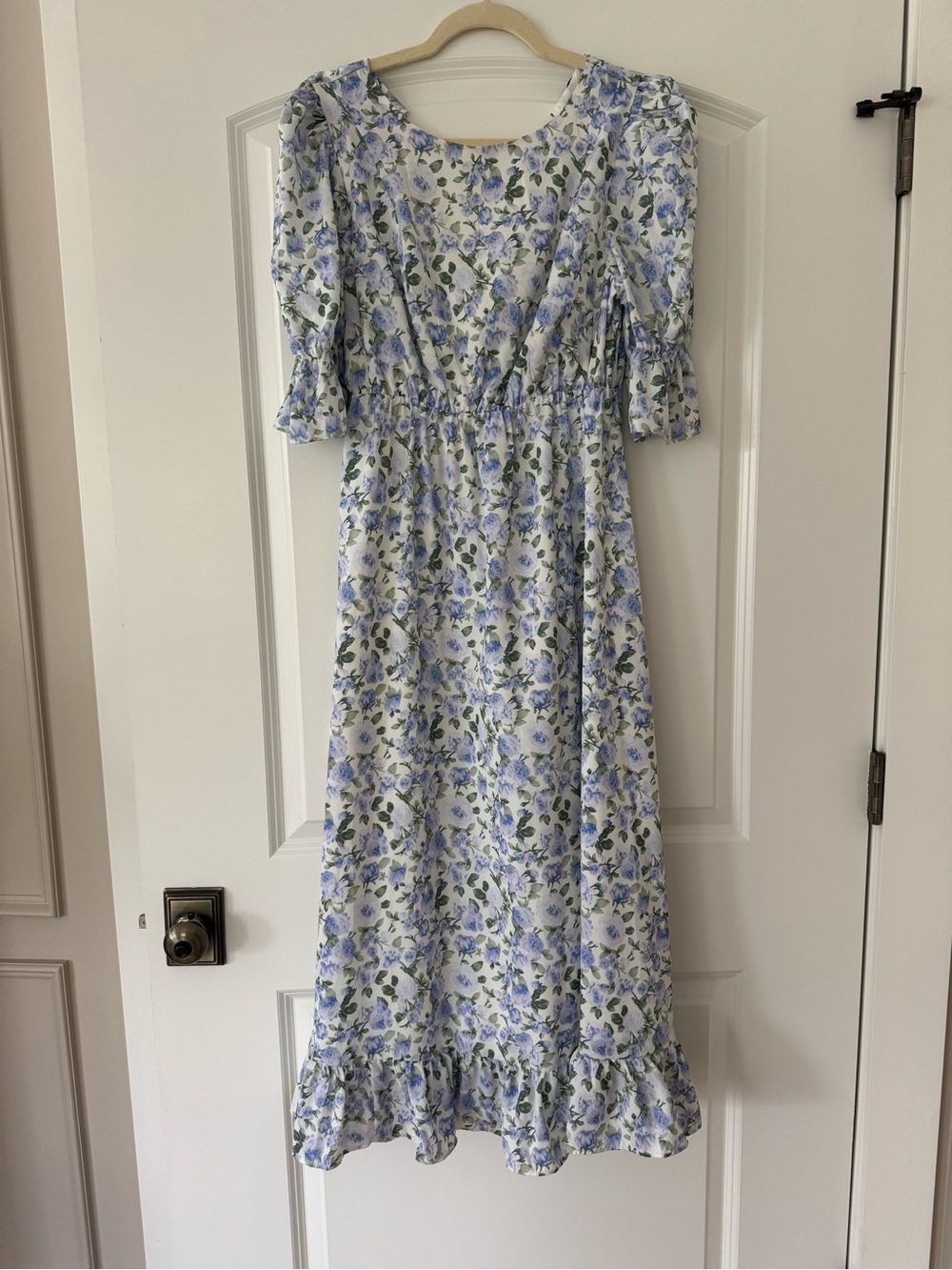 Sister Jane floral Puff-Sleeve Midi Dress in Light Blue and White. Size medium - Picture 1 of 4